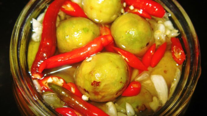 Sấu ngâm mắm tỏi ớt