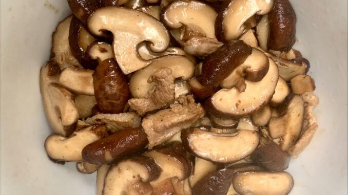 nấm đông cô xào thịt